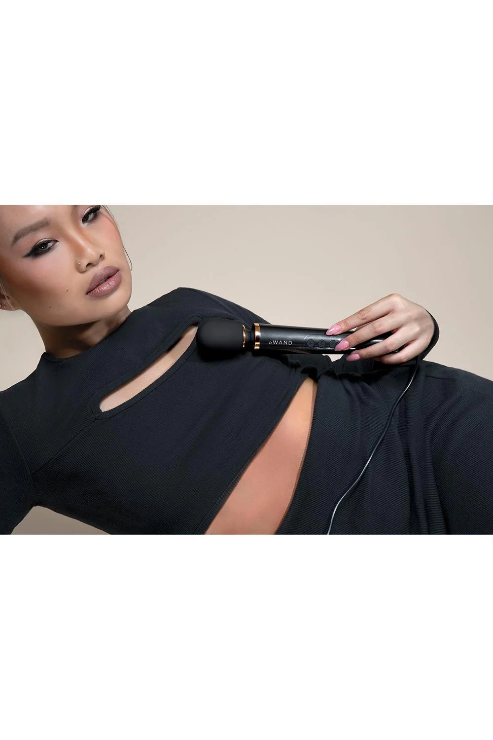 Le Wand Petite Plug In Massager Black - Image 11