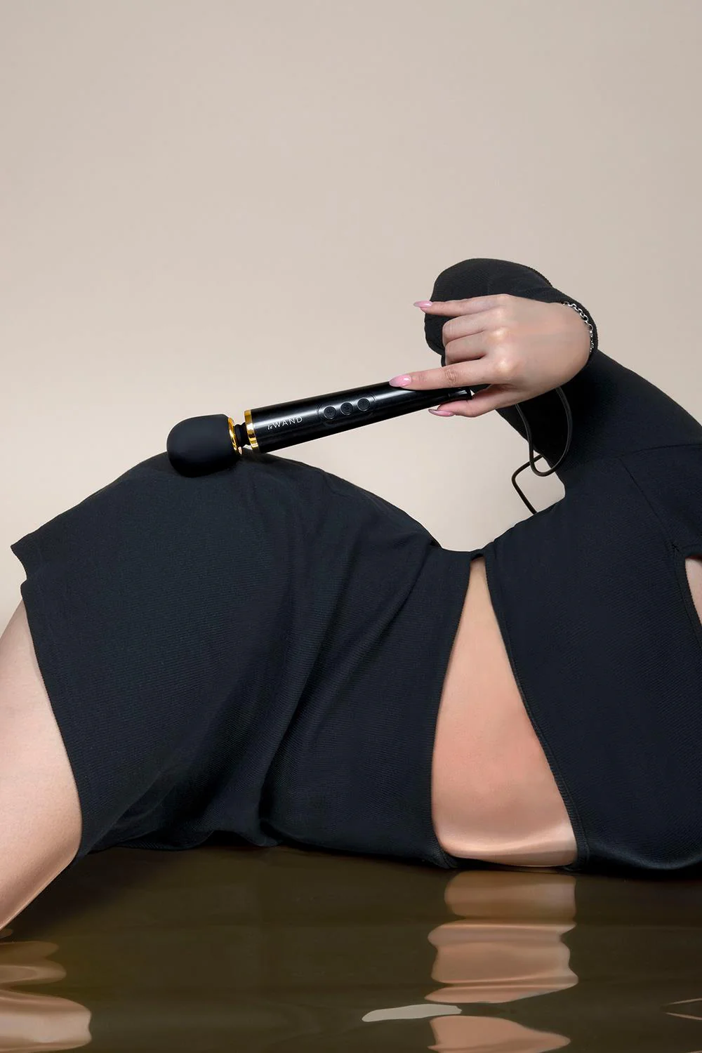 Le Wand Petite Plug In Massager Black - Image 12