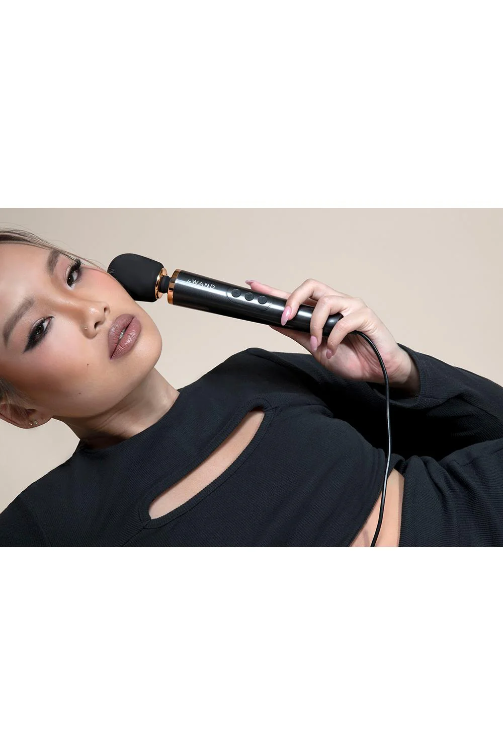 Le Wand Petite Plug In Massager Black - Image 13