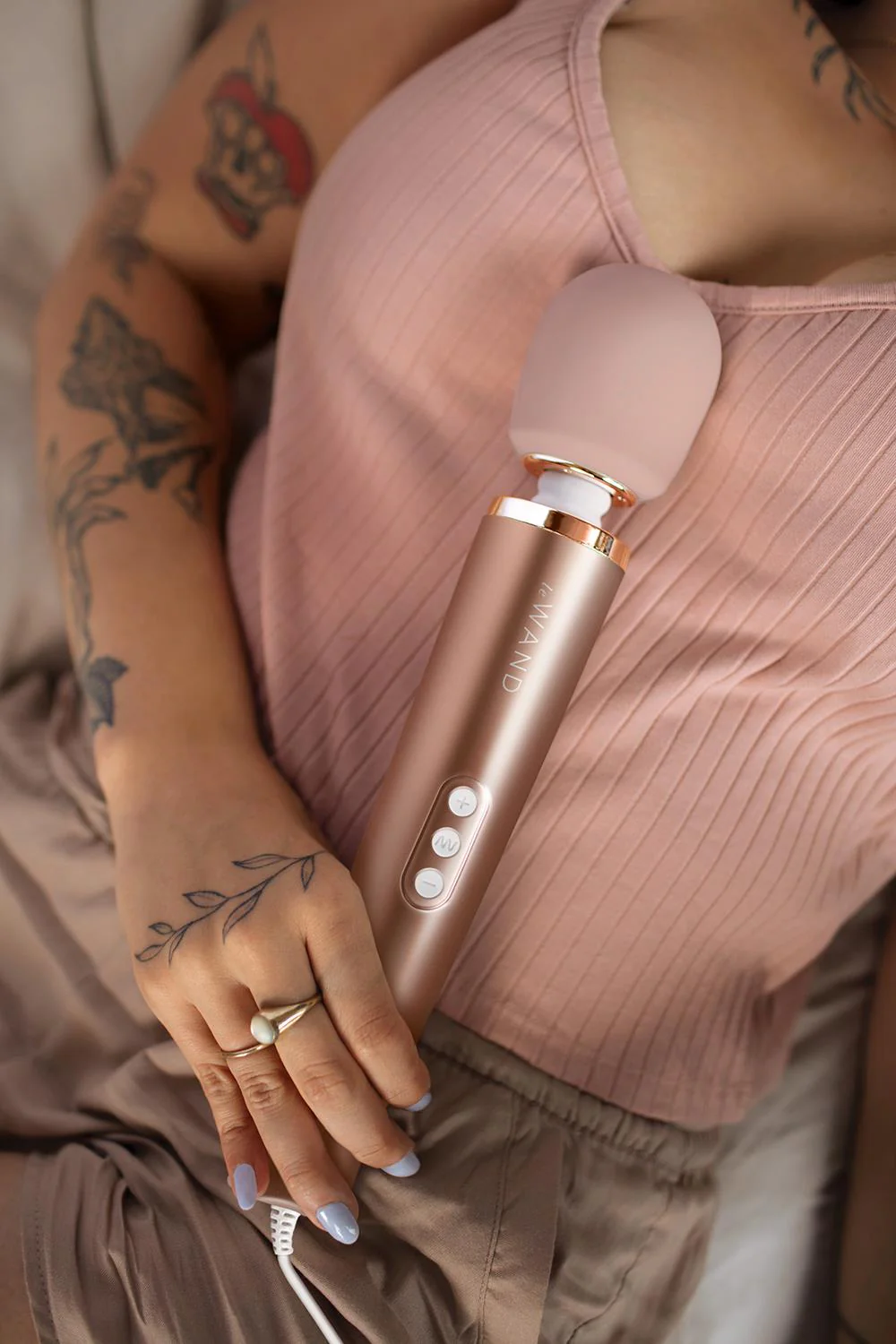 Le Wand Plug In Massager Rose Gold - Image 3